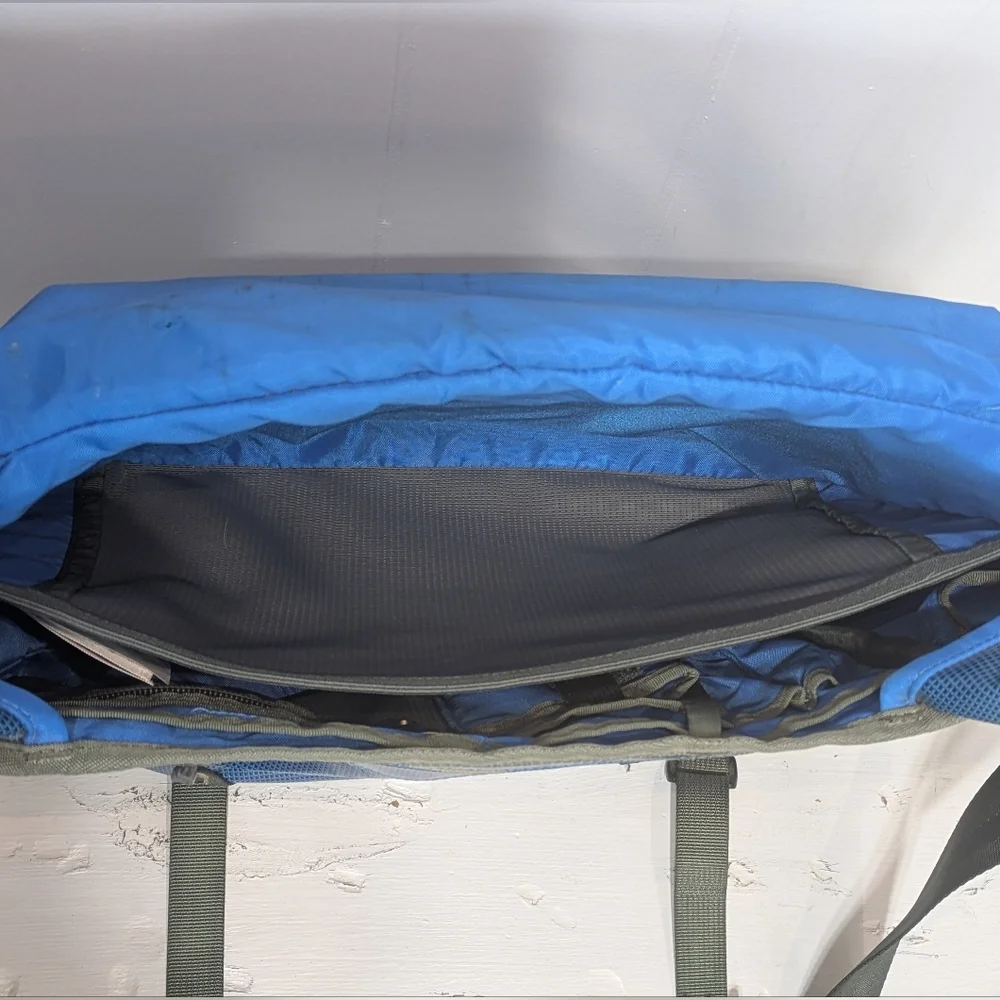 Patagonia Black Hole Mini Messenger Blue 12L Hiking Travel Discontinued Rare - Picture 13 of 15